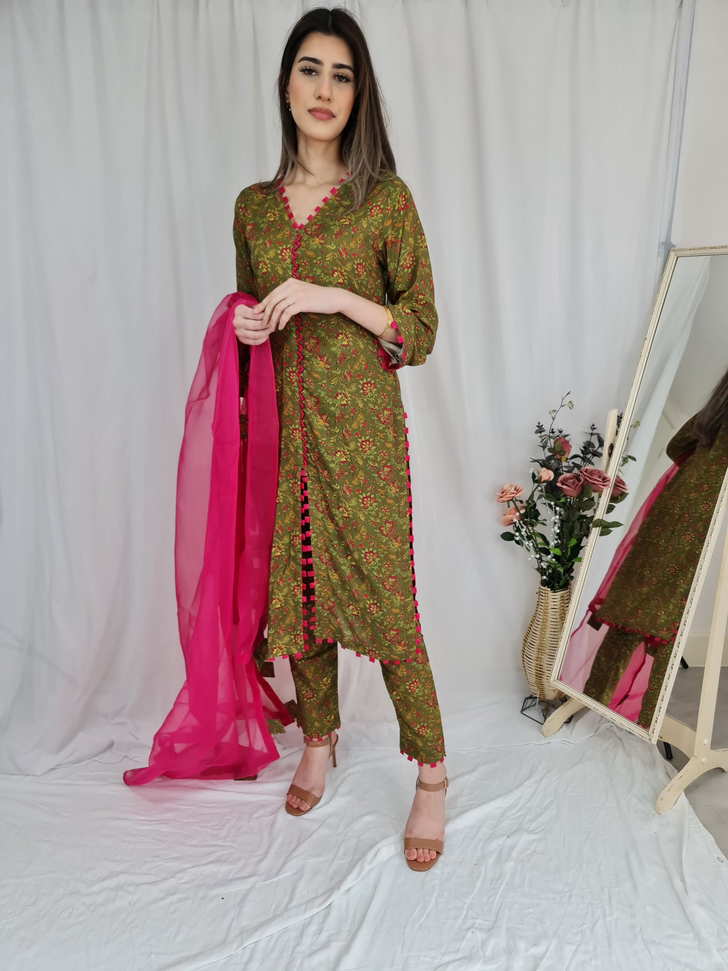 NAIMA - Olive Green With Pink
