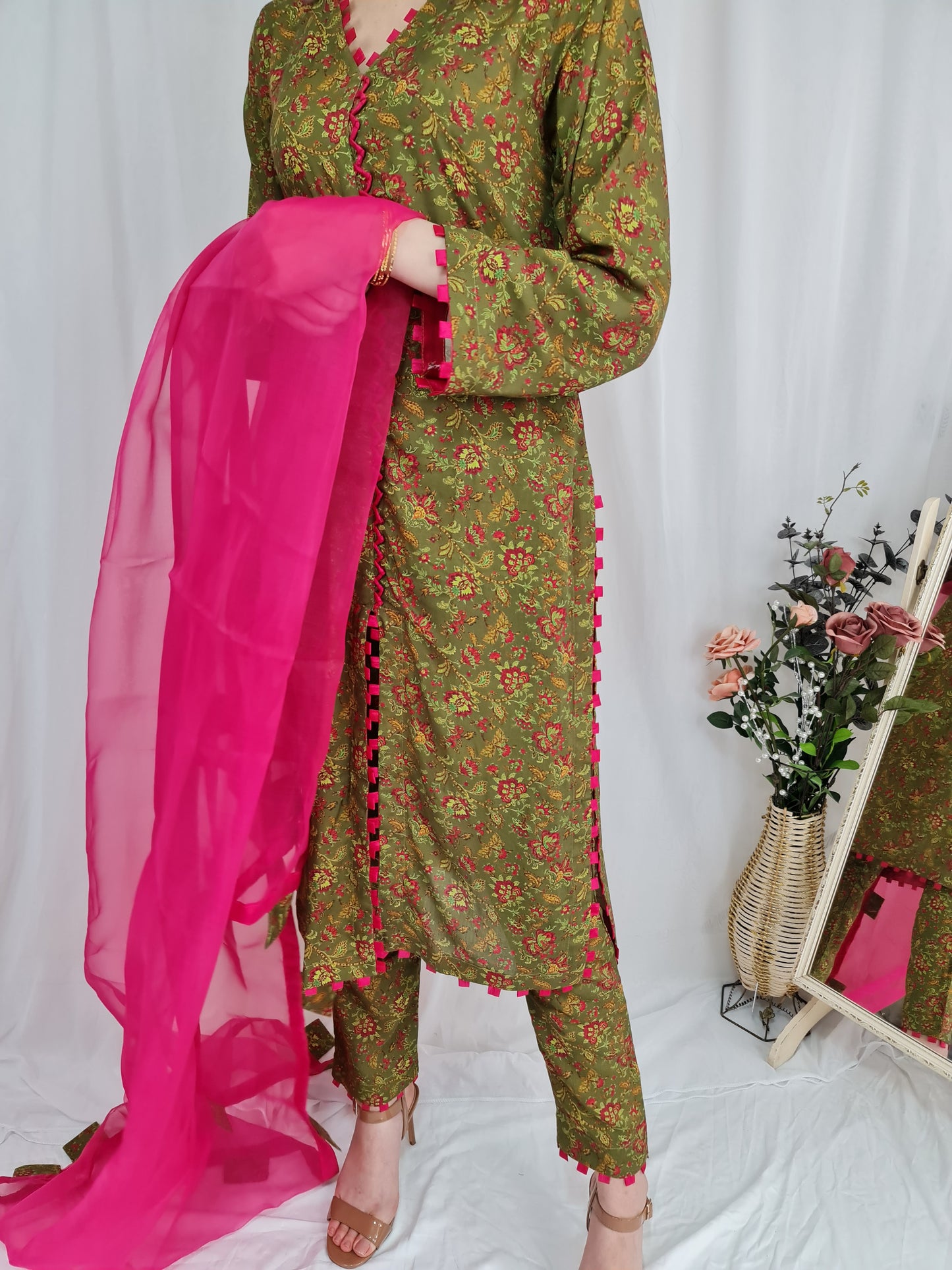 NAIMA - Olive Green With Pink