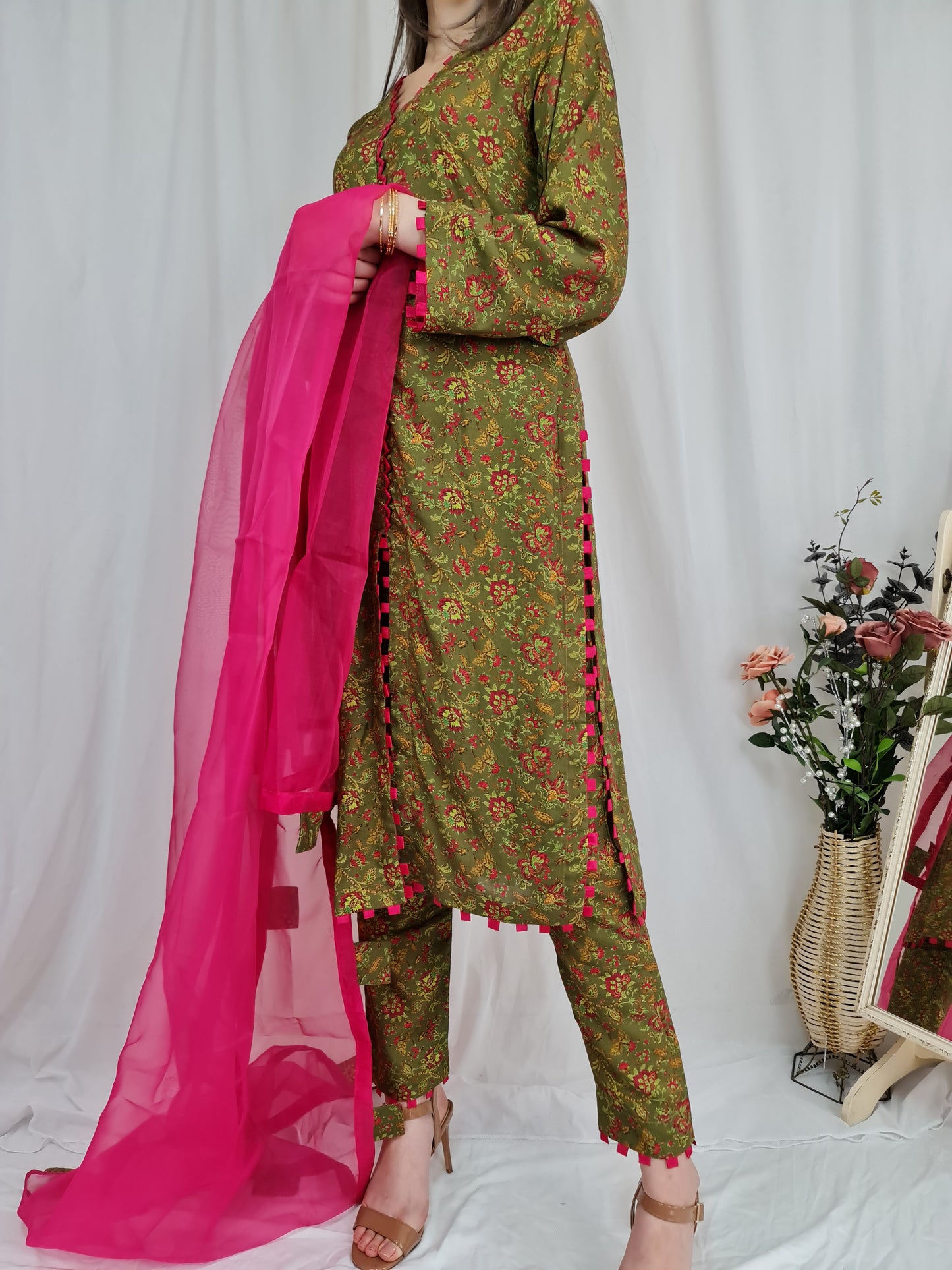 NAIMA - Olive Green With Pink