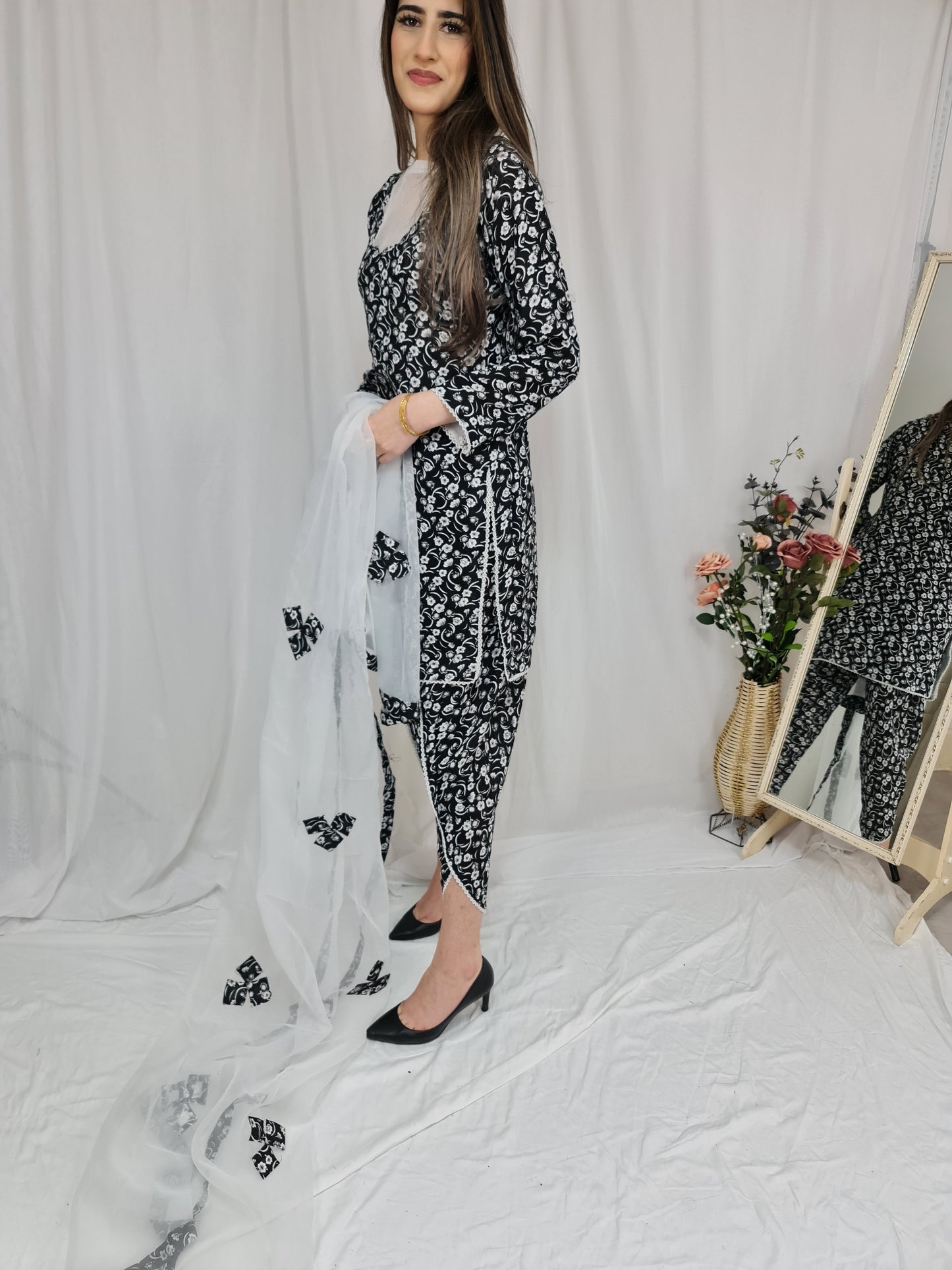 MAHNOOR - Black & White