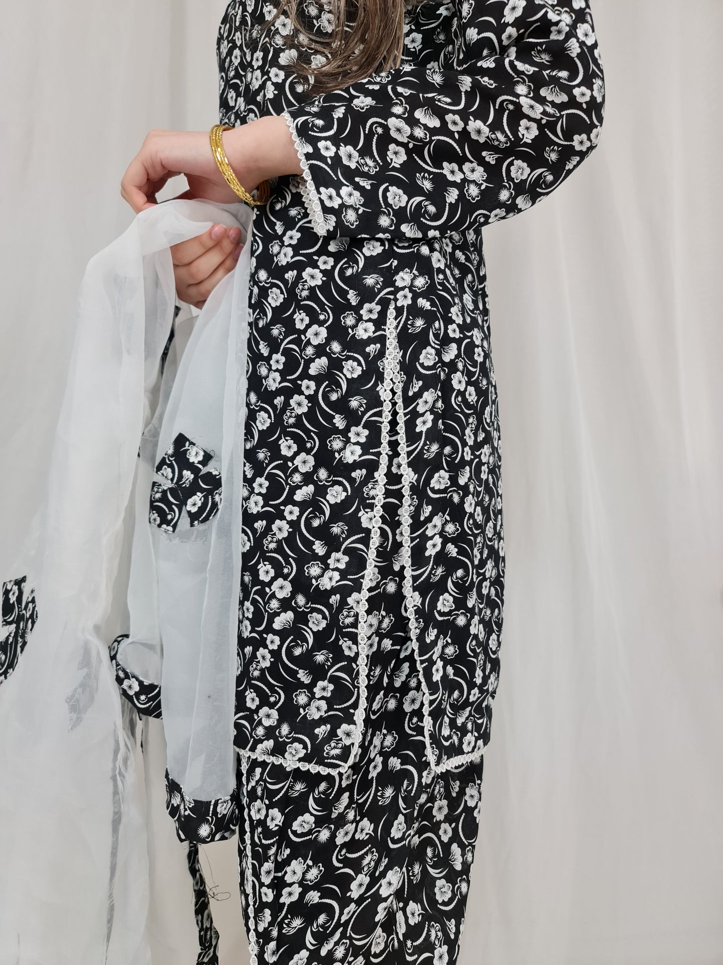 MAHNOOR - Black & White